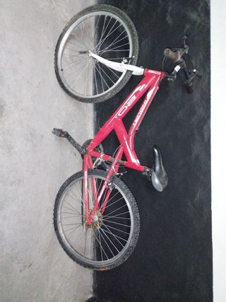 Bicicleta de montaña roja