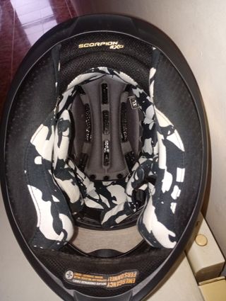 Casco de moto con diseño de rayas