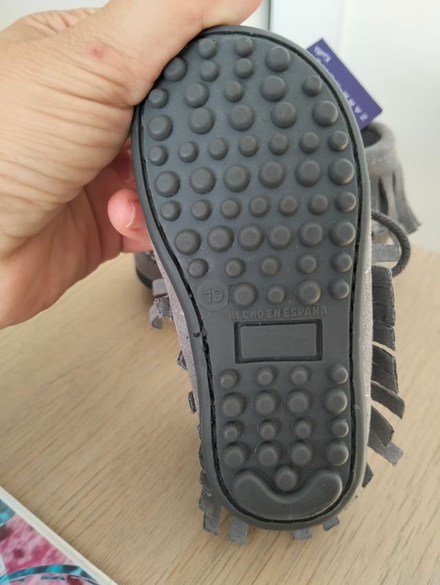 Botitas Zara Kids flecos ante gris