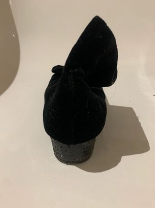 Botines negros con tacón y lazo