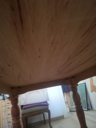 Mesa de madera 141x89 cm con 4 sillas hermanas.