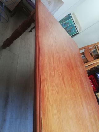 Mesa de madera 141x89 cm con 4 sillas hermanas.