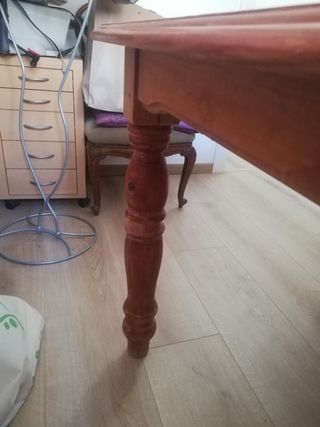 Mesa de madera 141x89 cm con 4 sillas hermanas.