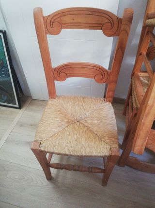 Mesa de madera 141x89 cm con 4 sillas hermanas.