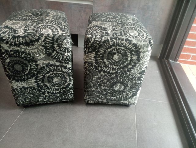 2 puffs negros con estampado