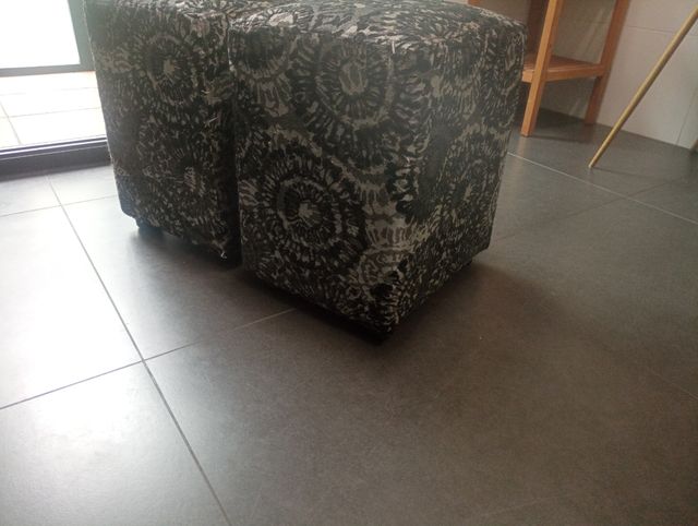 2 puffs negros con estampado