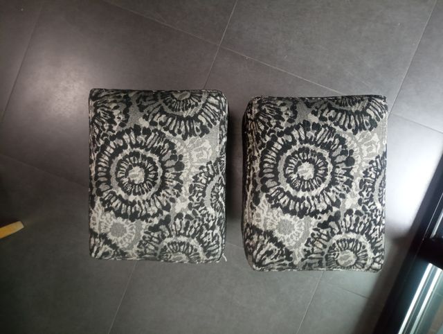 2 puffs negros con estampado