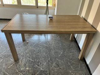 Mesa de comedor de madera