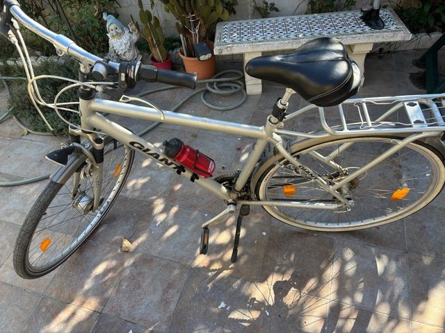 Bicicleta Giant plateada