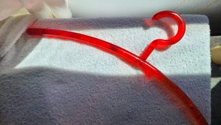 Perchas metacrilato rojas (Pack 10)