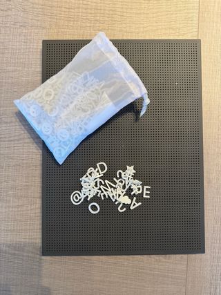 Panel Perforado con Letras y Símbolos