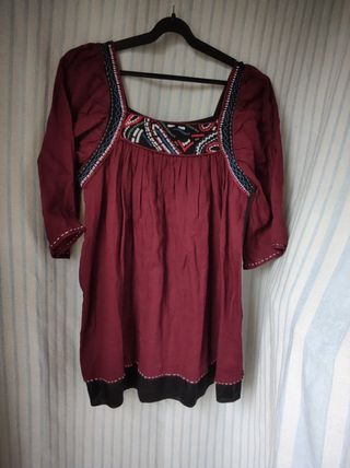 Top bordado de vuelo mangas tres cuartos