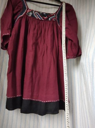 Top bordado de vuelo mangas tres cuartos