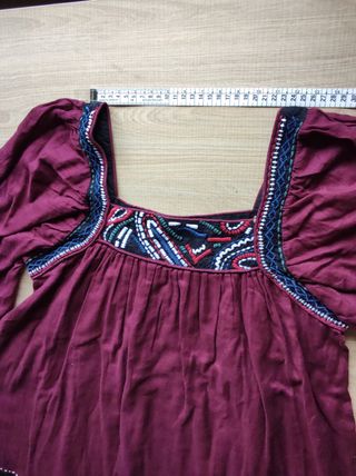 Top bordado de vuelo mangas tres cuartos