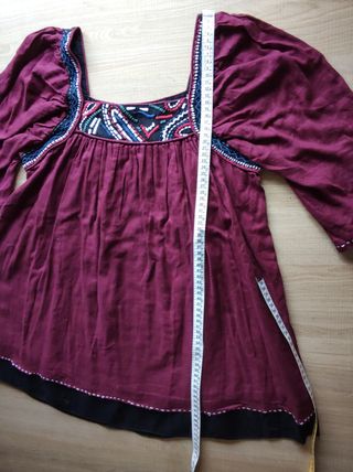 Top bordado de vuelo mangas tres cuartos