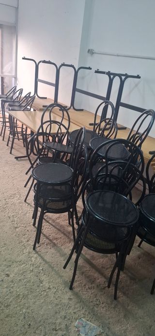 Mesas, sillas y taburetes negros