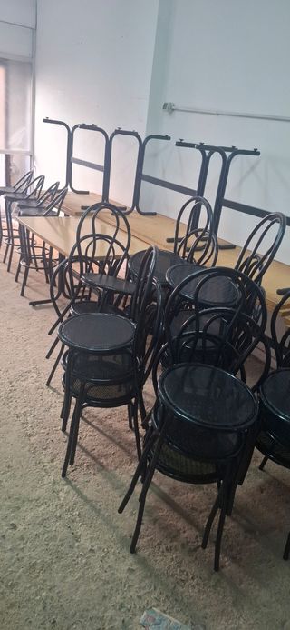 Mesas, sillas y taburetes negros