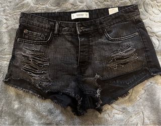 Pantalón corto Mango negro desgastado.