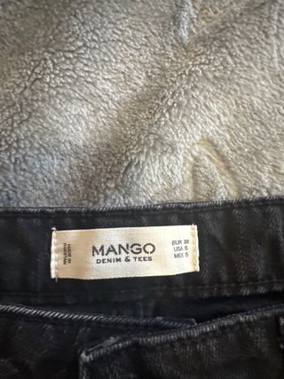 Pantalón corto Mango negro desgastado.