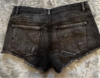 Pantalón corto Mango negro desgastado.