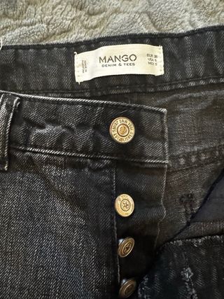 Pantalón corto Mango negro desgastado.