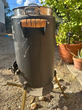 Olla Ferroviaria Negra con Detalles Dorados