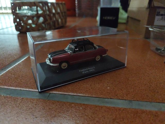 Coche a escala 1/43 Panhard Dyna Z