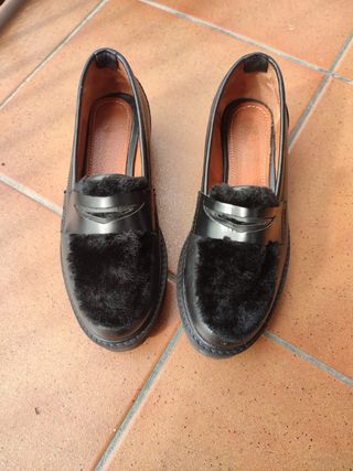 Zapatos negros de cuero con pelo