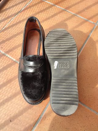 Zapatos negros de cuero con pelo