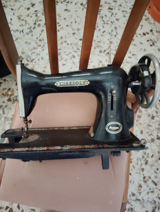 Máquina de coser antigua HEXAGON