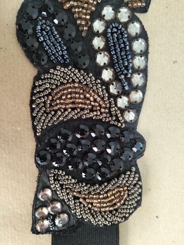 Cinturón de mujer con abalorios