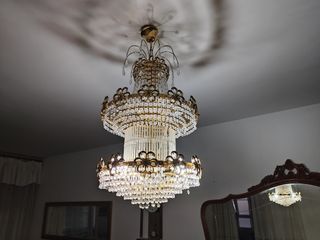 Lámpara de araña de cristal y metal dorado
