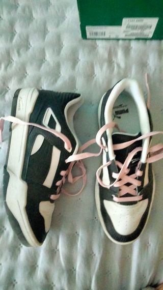 Zapatillas Puma Negras y Blancas con Cordones Rosa