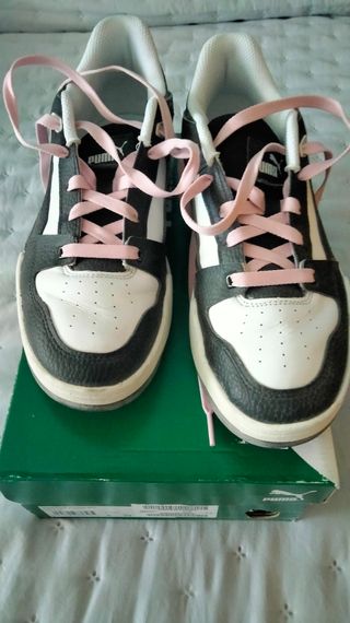 Zapatillas Puma Negras y Blancas con Cordones Rosa