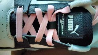 Zapatillas Puma Negras y Blancas con Cordones Rosa