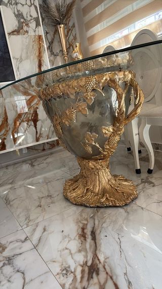 Mesa de centro dorada con diseño de copa