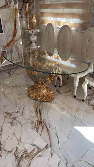 Mesa de centro dorada con diseño de copa