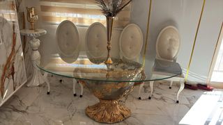 Mesa de centro dorada con diseño de copa