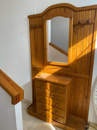 Recibidor de madera con espejo, perchero y cajones