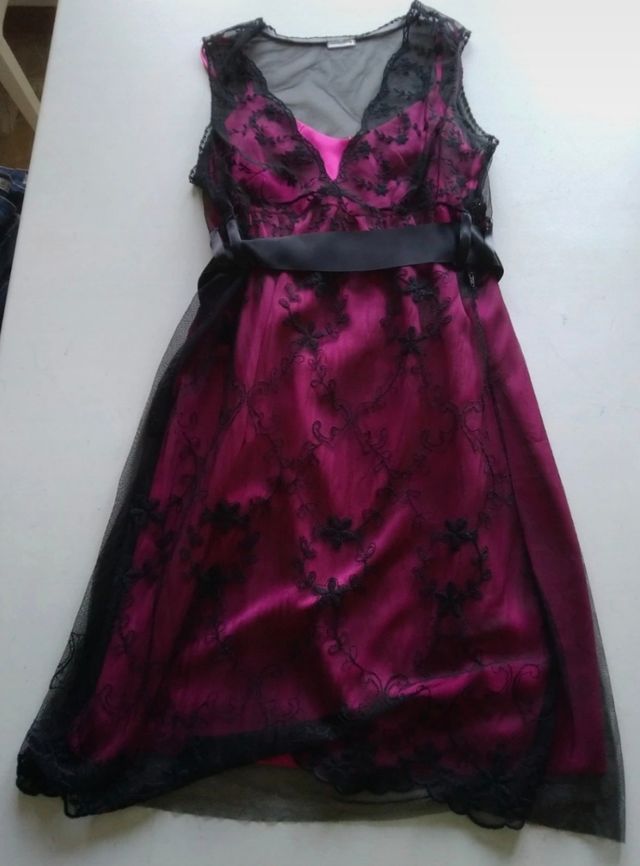 Vestito fucsia con dettagli neri marca intimissimi