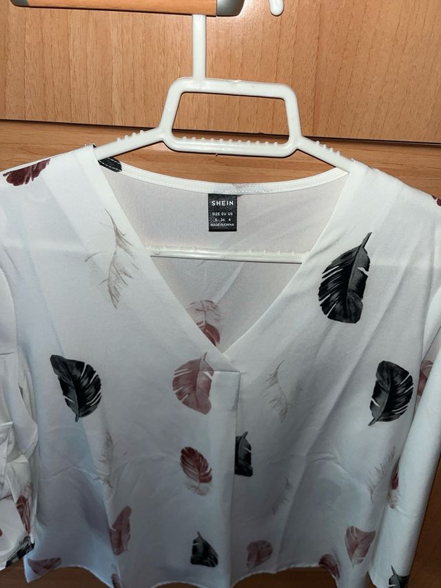 Blusa SHEIN blanca con estampado de plumas
