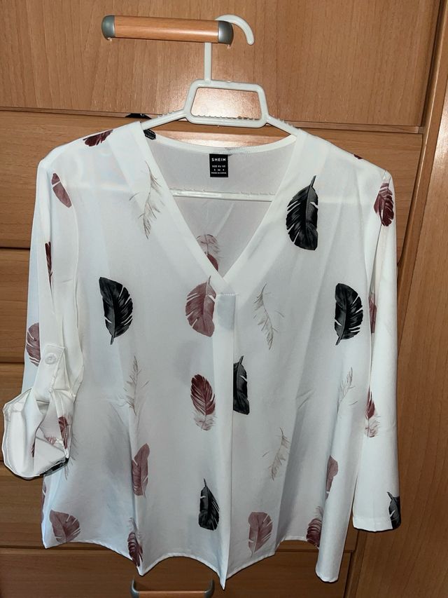 Blusa SHEIN blanca con estampado de plumas