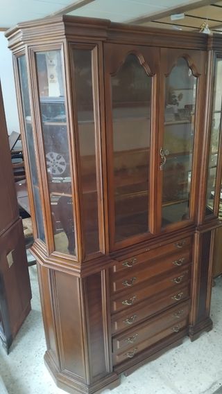 Vitrina antigua de madera y cristal