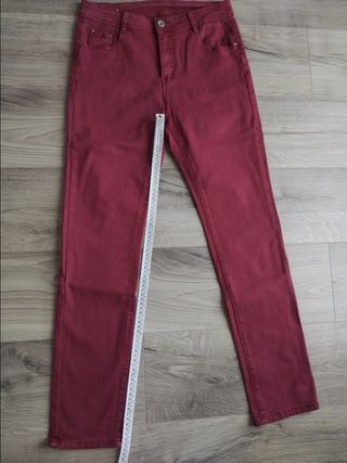 Pantalones vaqueros burdeos