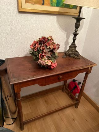 Mesa de recibidor de madera, elegante y práctica.