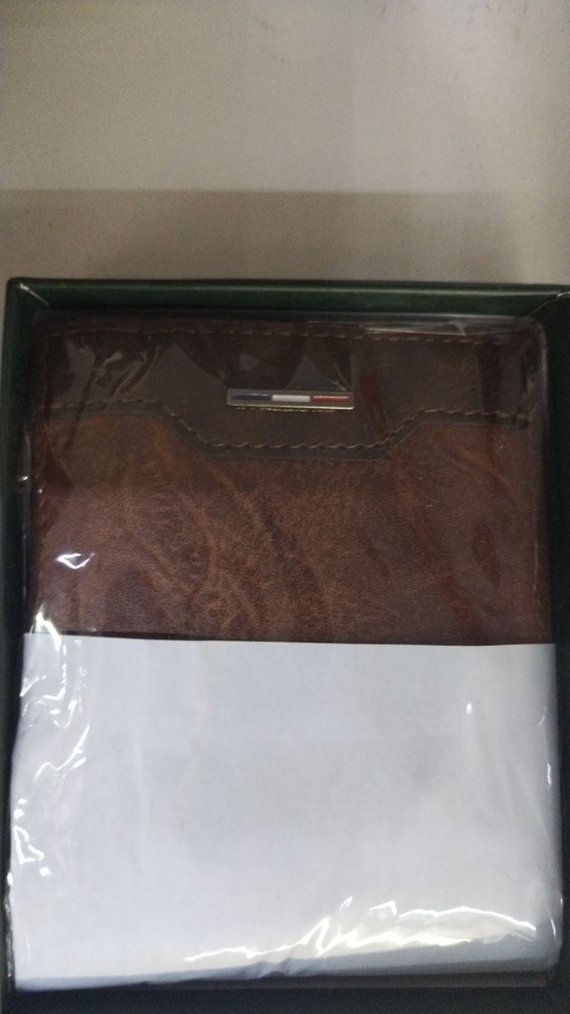 Billetera de polipiel 
marrón