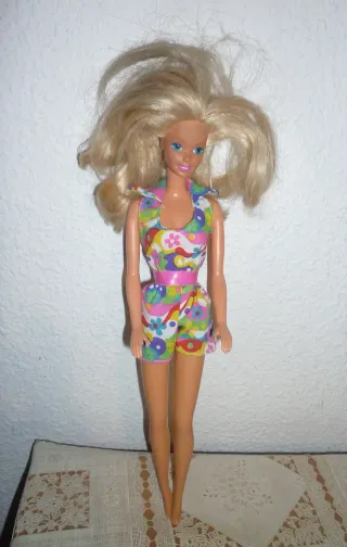 Sconto del 70% su lotto di Barbie con 5 vestiti e accessori