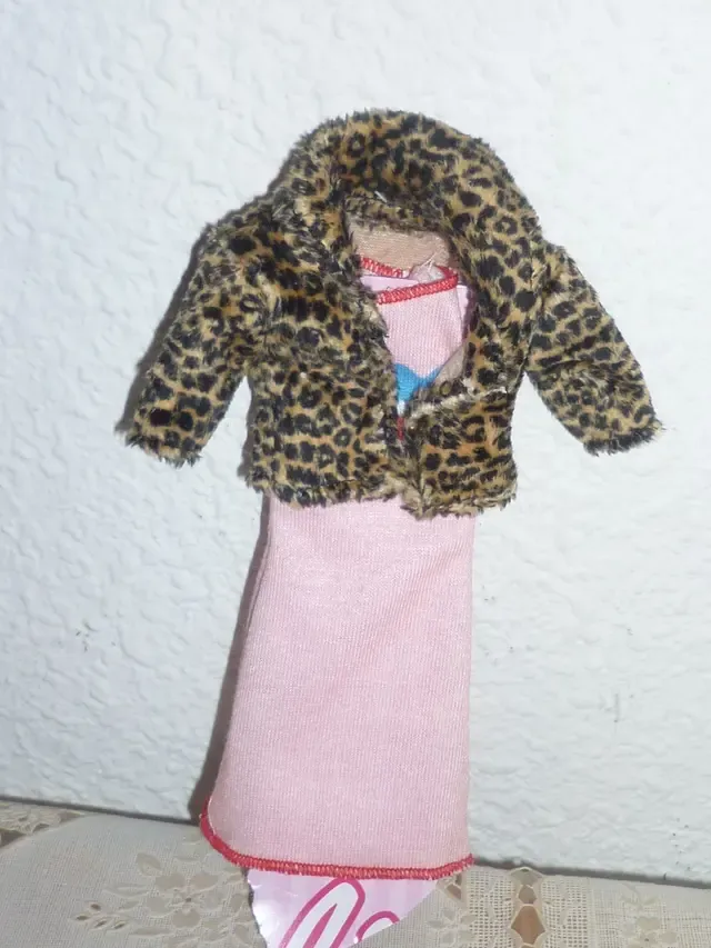 OPORTUNIDADLote Barbie con 5 vestidos y accesorios