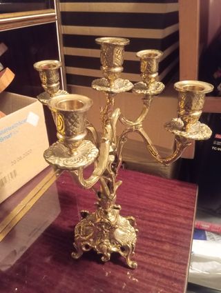 Juego de candelabros de metal dorado