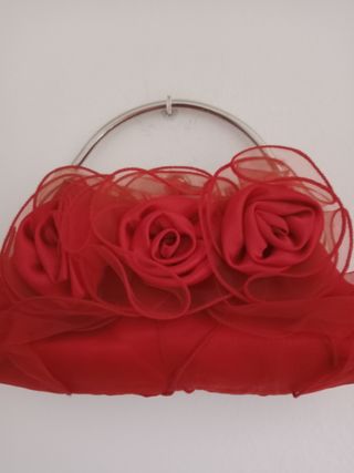 Bolso de mano rojo con flores